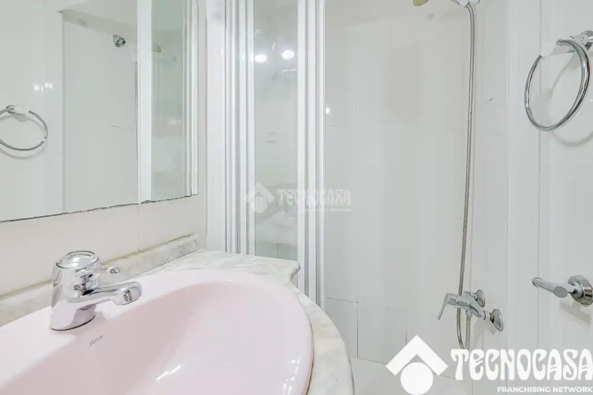 Piso con terraza en venta en Nou Barris, imagen 35