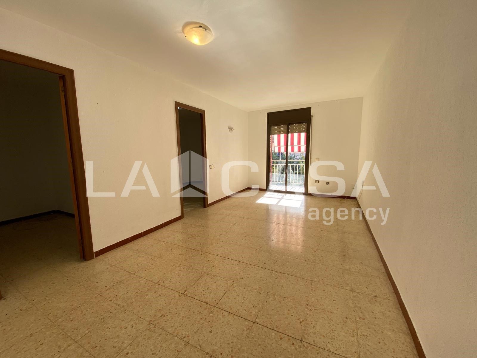 Sala d'estar de Pis en venda en Santa Coloma de Gramenet amb Balcó
