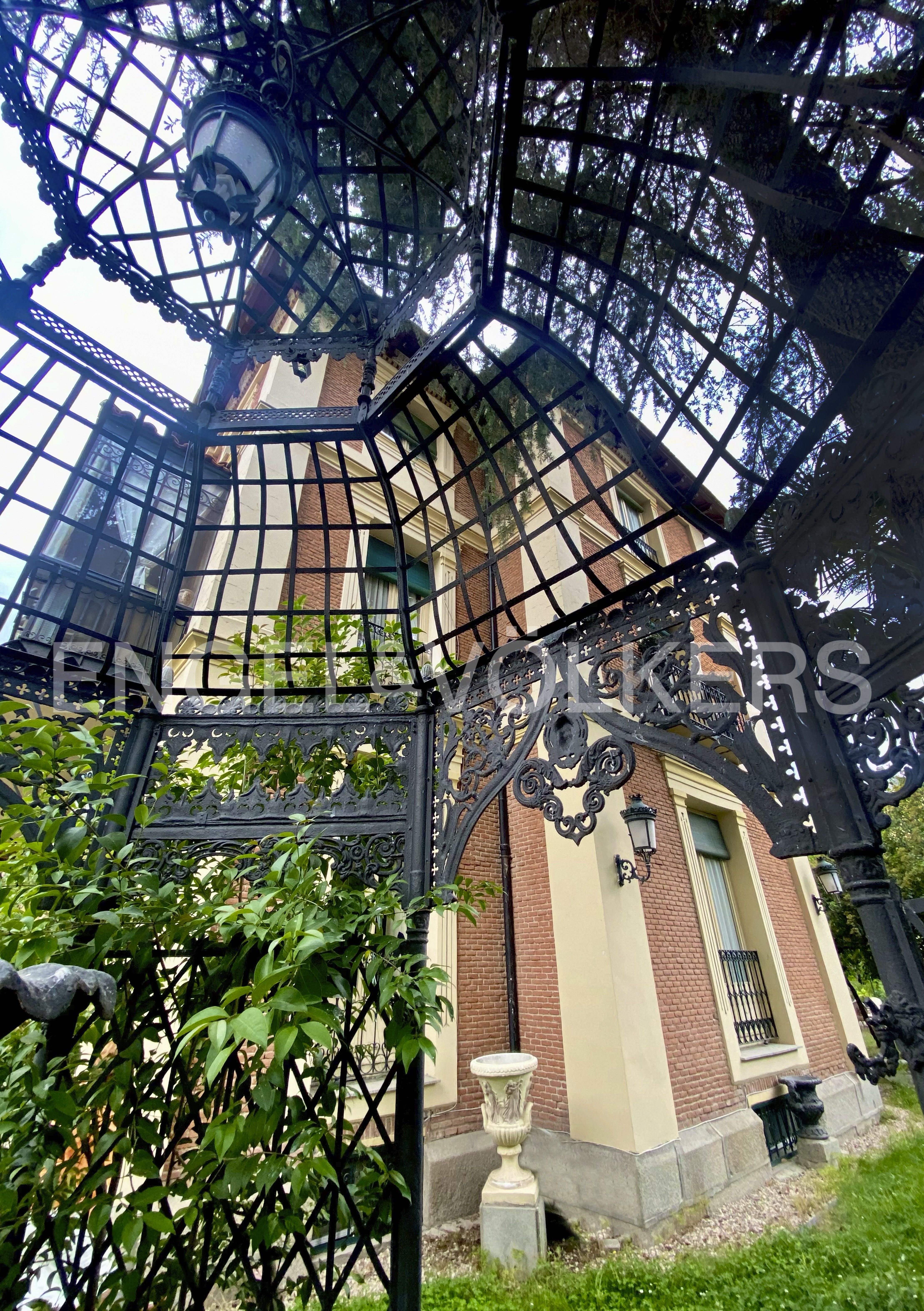 Exterior view of House or chalet for sale in  Madrid Capital  with Air Conditioner, Heating and Private garden