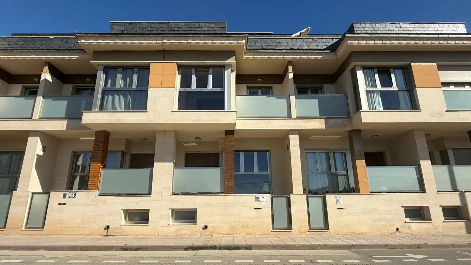 Vista exterior de Casa adosada en venda en Pilar de la Horadada amb Aire condicionat, Jardí privat i Parquet