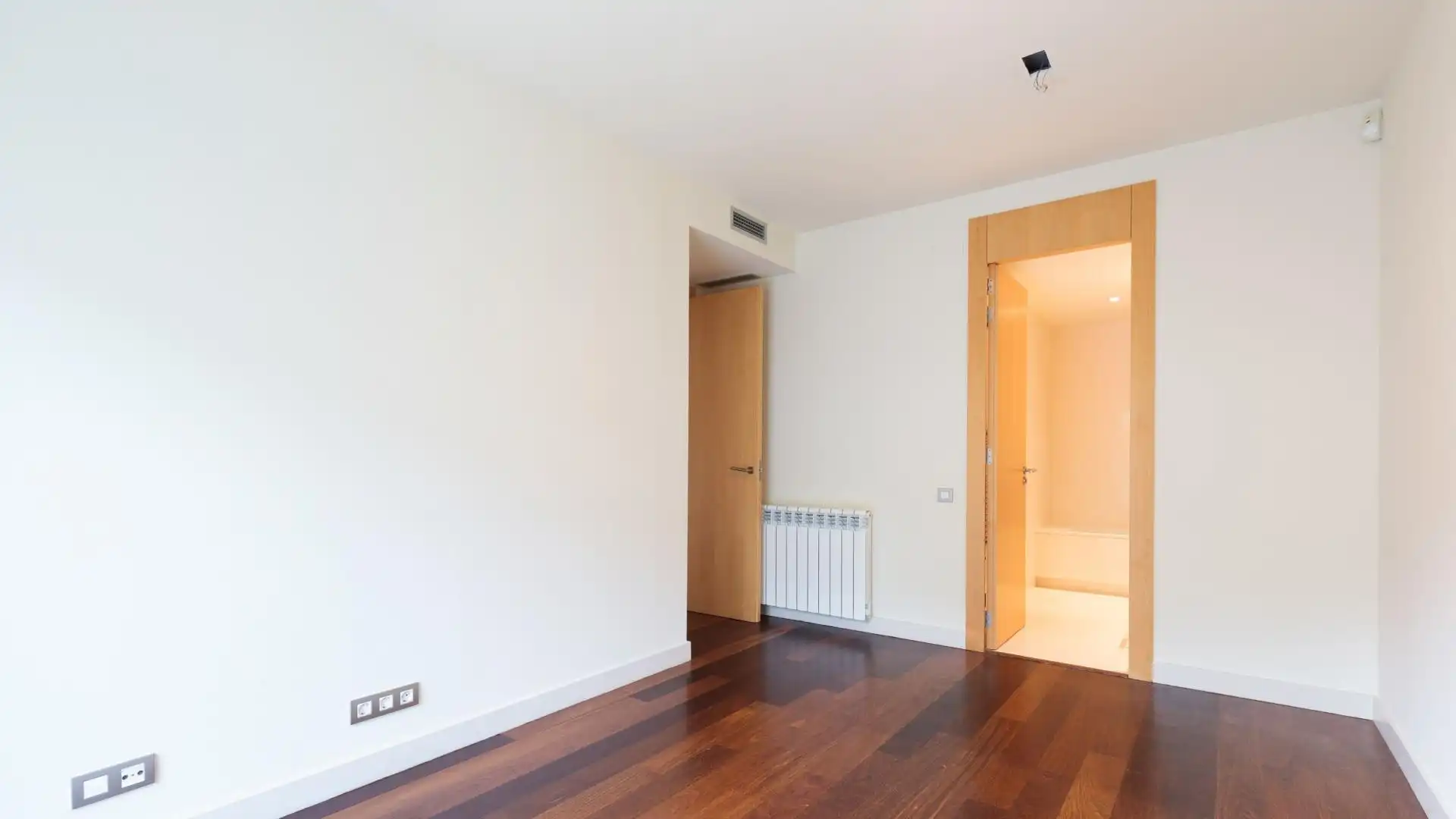 Flat for rent in Barcelona  with Private garden, Parquet flooring and Terrace