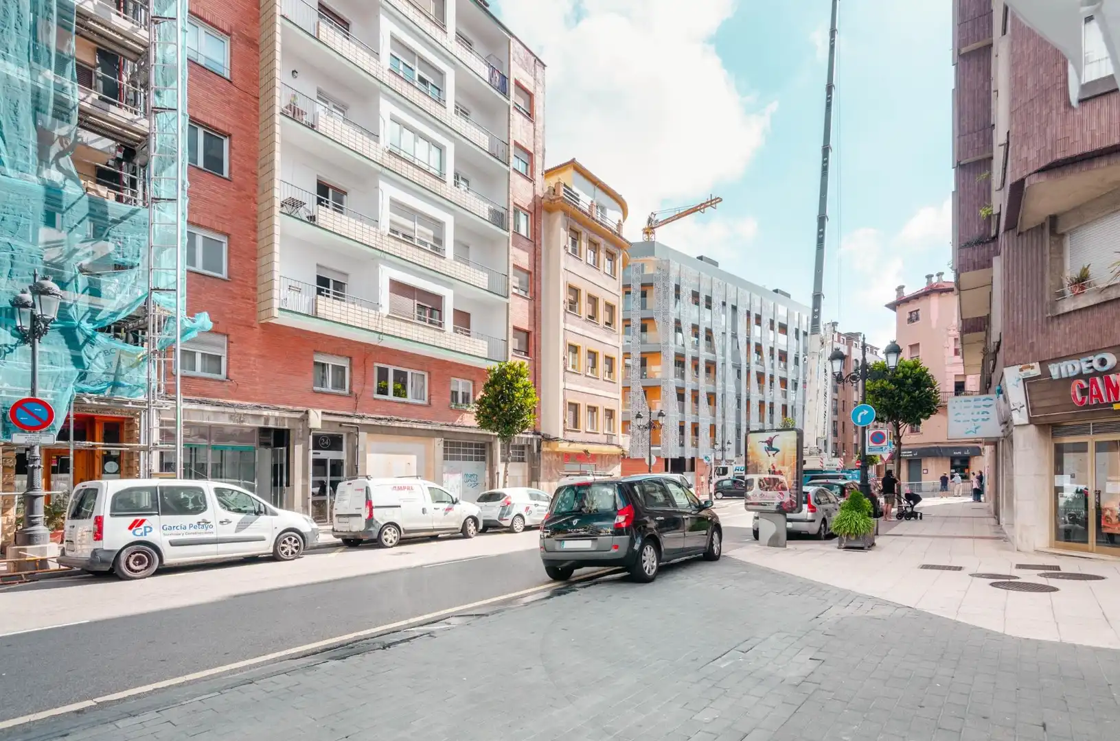 Vista exterior de Local en venta en Oviedo 