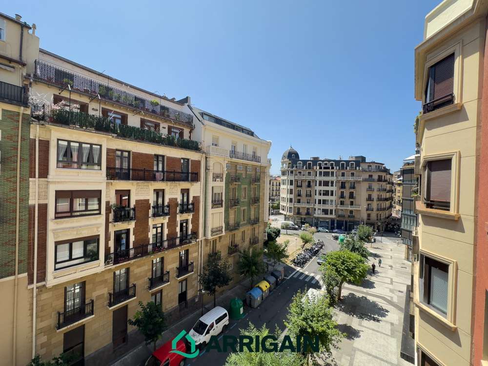 Vista exterior de Pis en venda en Donostia - San Sebastián  amb Calefacció