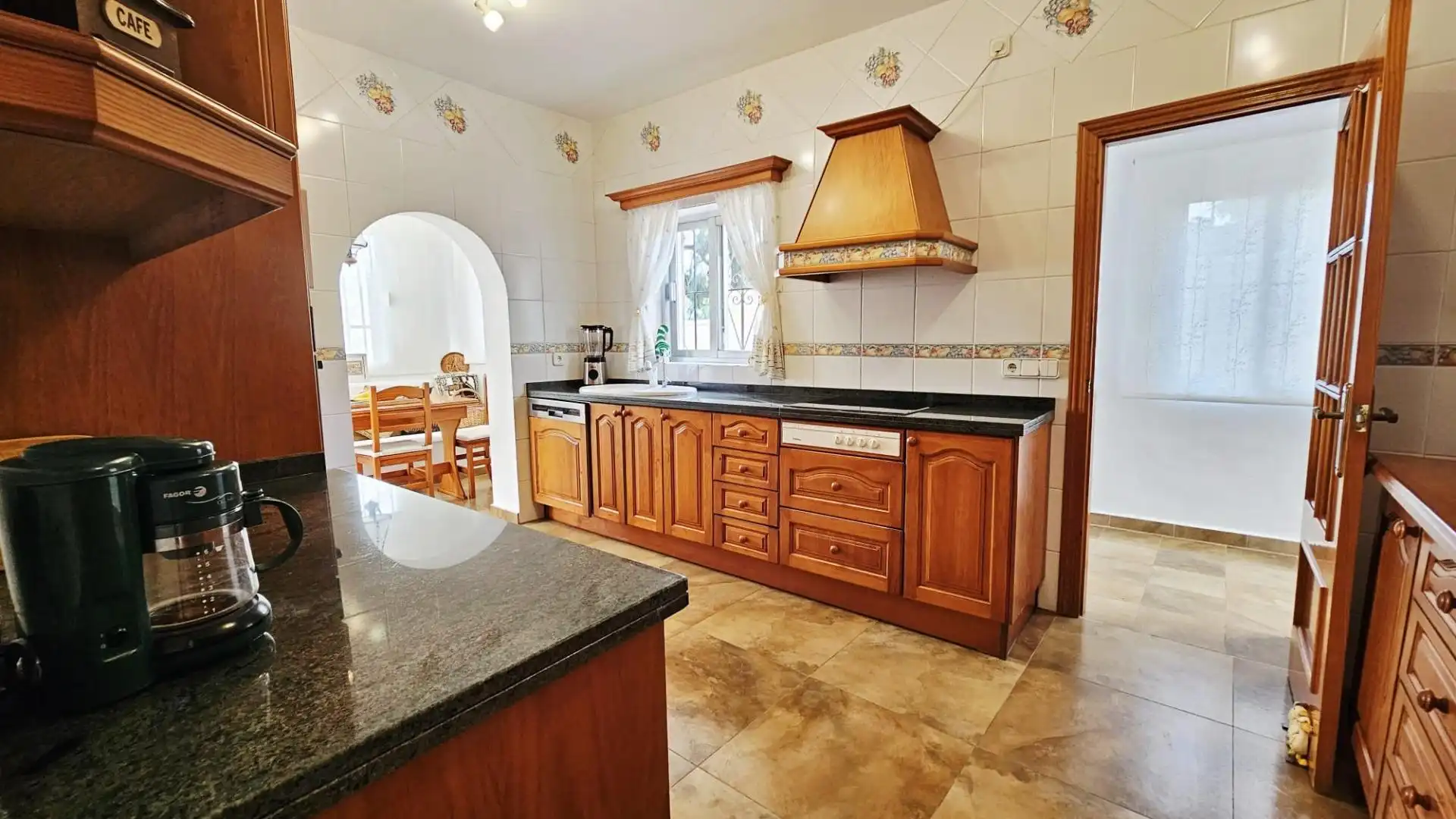 Cocina de Casa o chalet en venta en Marbella con Jardín privado, Terraza y Piscina comunitaria