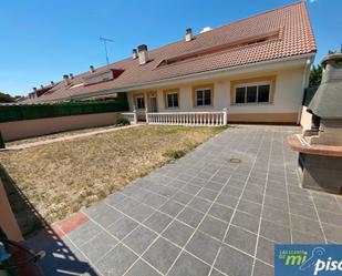 Jardí de Casa adosada en venda en Mojados amb Calefacció, Jardí privat i Terrassa