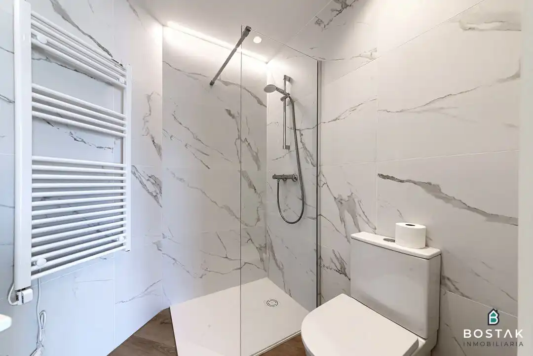 Baño de Piso de alquiler en Bilbao  con Calefacción y Terraza