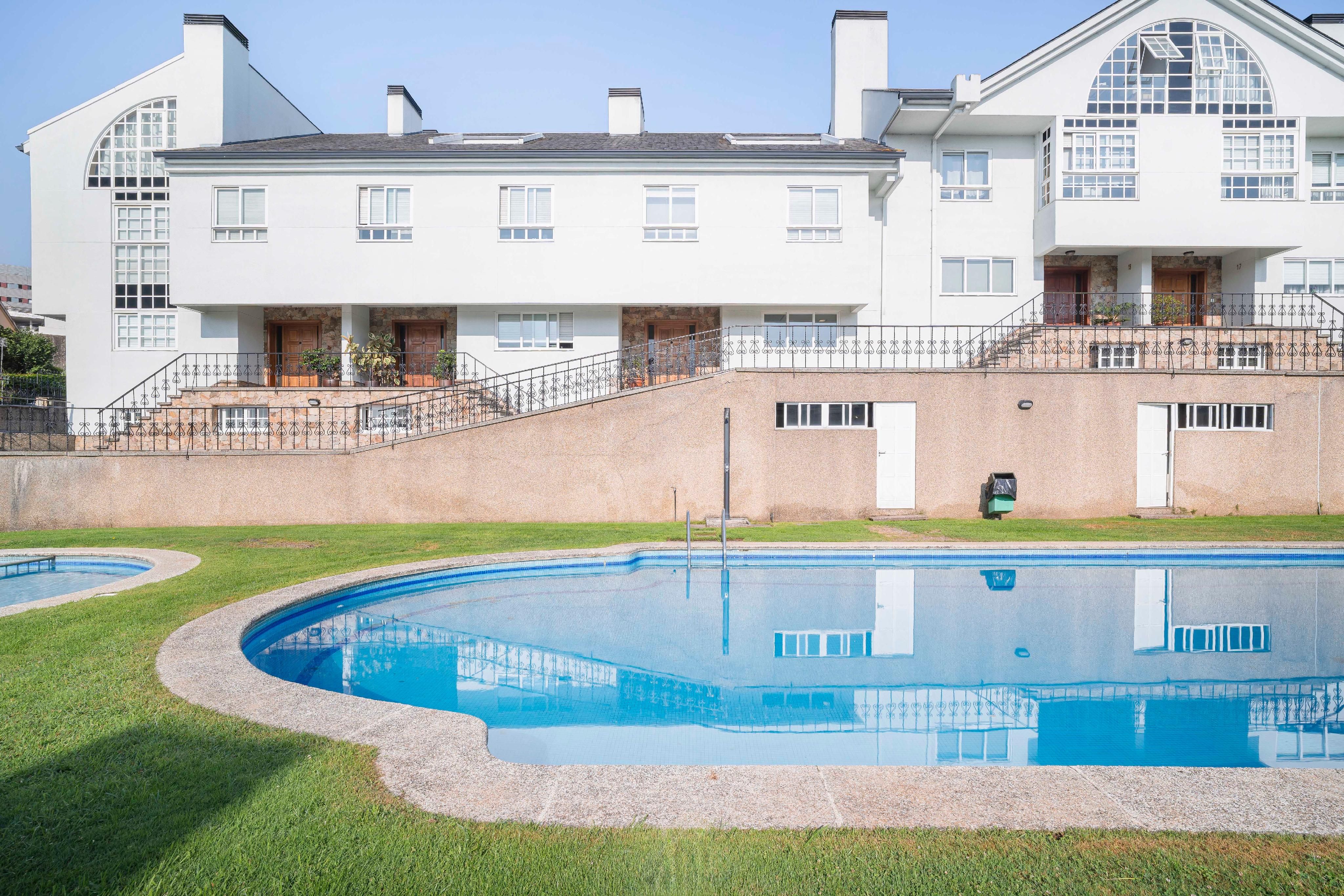 Piscina de Casa o xalet en venda en A Coruña Capital  amb Calefacció, Jardí privat i Parquet