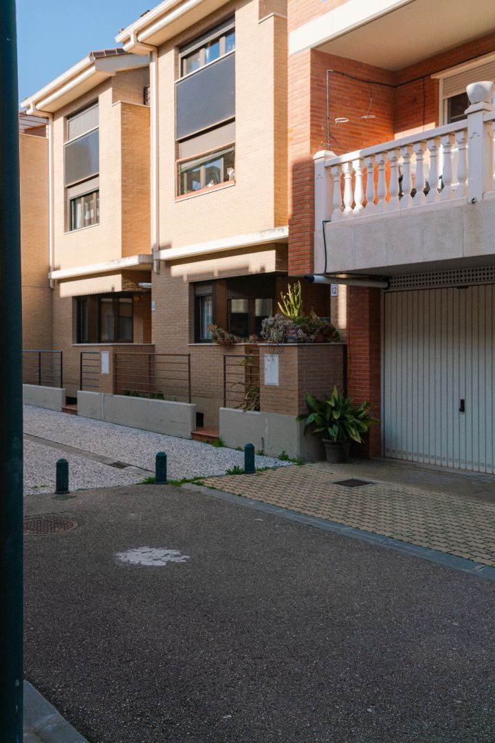 Vista exterior de Casa adosada en venta en  Zaragoza Capital con Calefacción, Jardín privado y Terraza