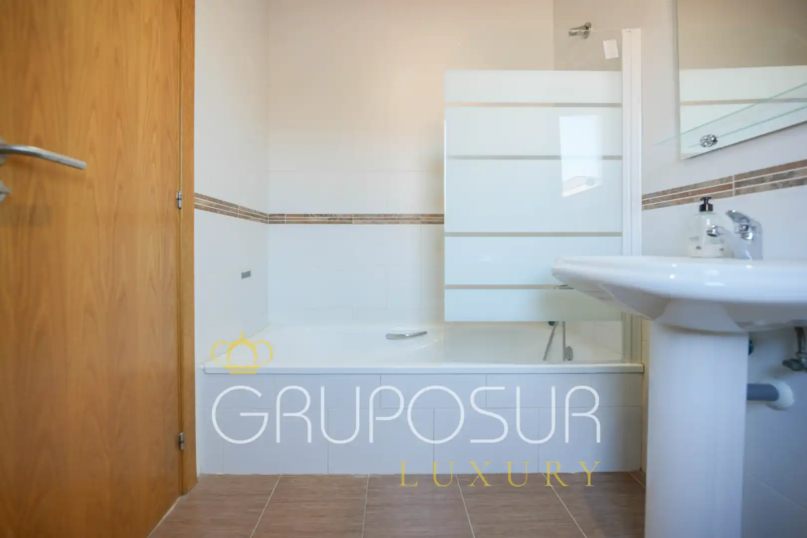 Badezimmer von Einfamilien-Reihenhaus zum Verkauf in Aldeamayor de San Martín mit Heizung, Privatgarten und Parkett