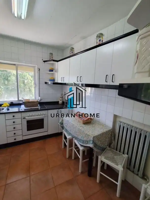 Cuina de Casa o xalet en venda en León Capital  amb Calefacció i Jardí privat