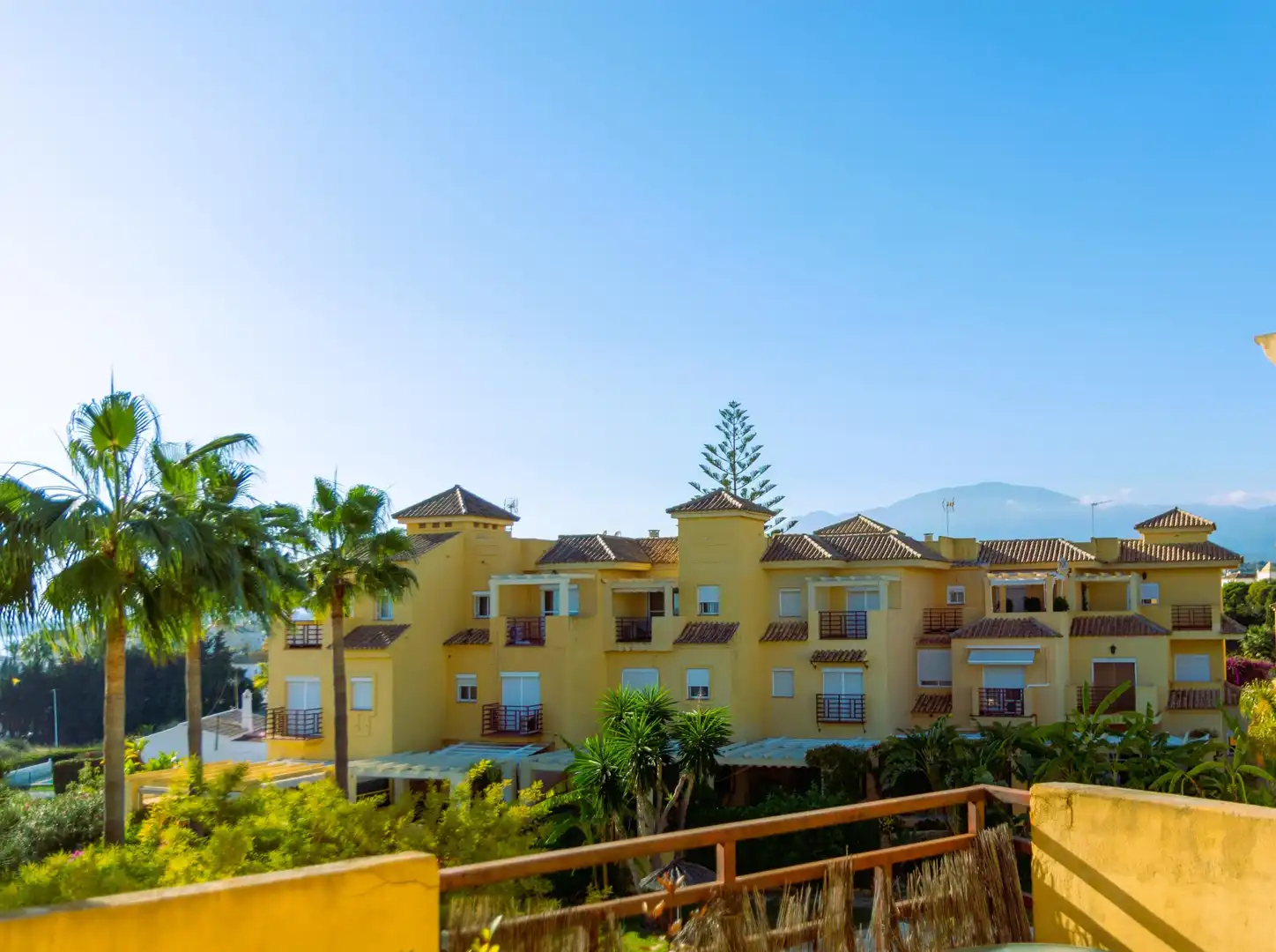 Vista exterior de Casa adosada en venda en Estepona amb Aire condicionat, Calefacció i Jardí privat