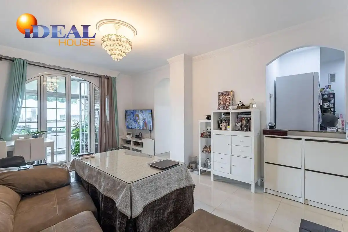 Living room of Flat for sale in Granada  with Air Conditioner and Terrace