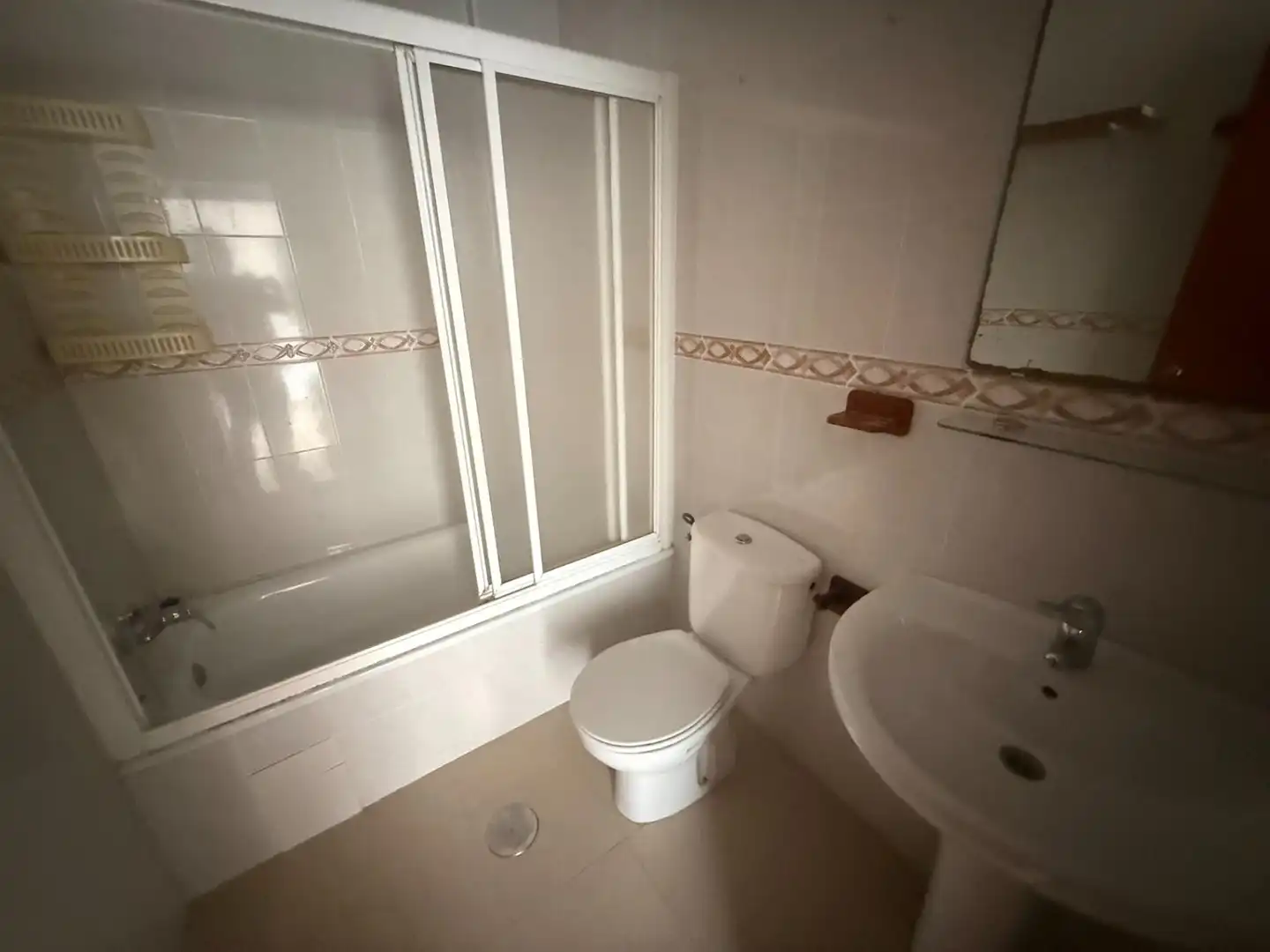 Baño de Casa adosada en venta en Algeciras con Jardín privado y Piscina comunitaria