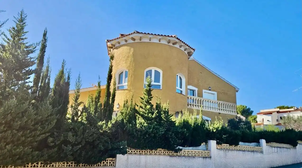 Vista exterior de Casa o chalet en venta en La Nucia con Aire acondicionado, Jardín privado y Terraza