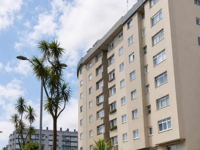Vista exterior de Pis en venda en A Coruña Capital  amb Parquet, Moblat i Balcó
