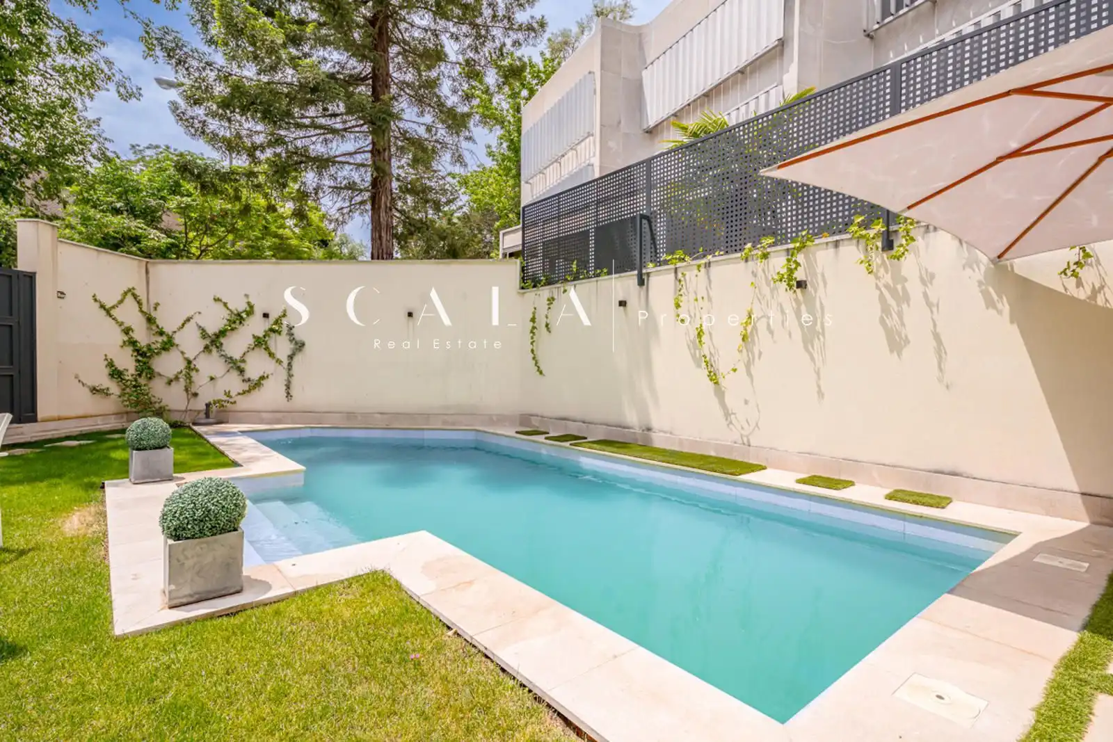 Piscina de Dúplex de lloguer en Madrid amb Aire condicionat, Calefacció i Jardí privat