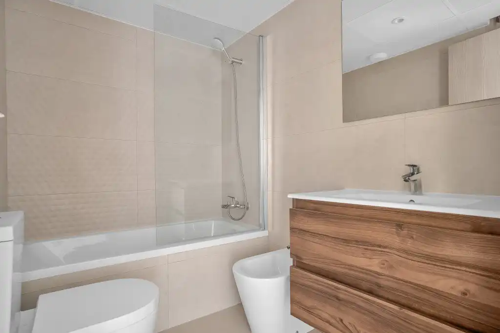 Bany de Apartament en venda en Manilva amb Aire condicionat, Jardí privat i Terrassa
