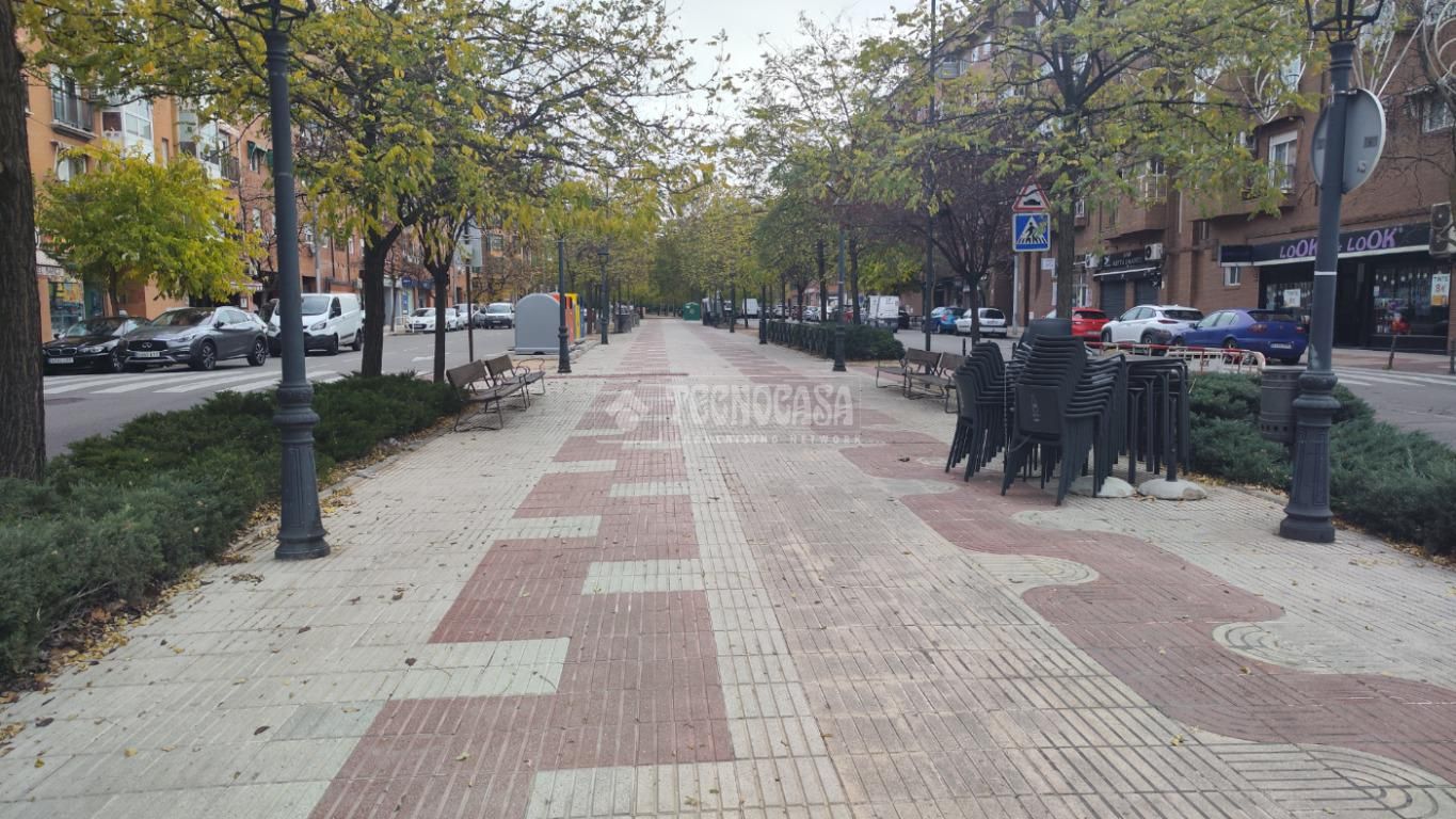 Vista exterior de Local en venda en Alcorcón amb Aire condicionat, Terrassa i Moblat