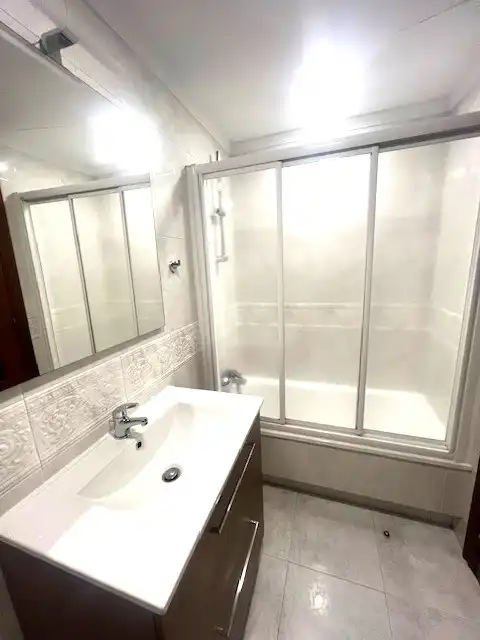 Badezimmer von Wohnung zur Miete in A Coruña Capital  mit Heizung, Parkett und Terrasse