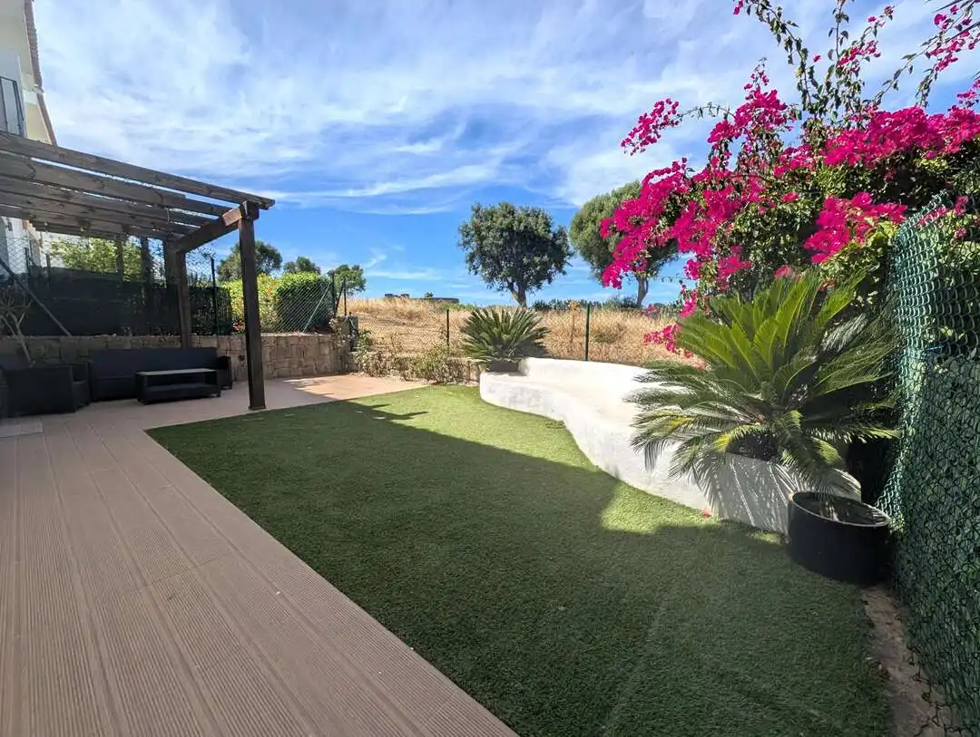 Terrasse von Einfamilien-Reihenhaus zur Miete in La Alcaidesa mit Klimaanlage, Heizung und Privatgarten