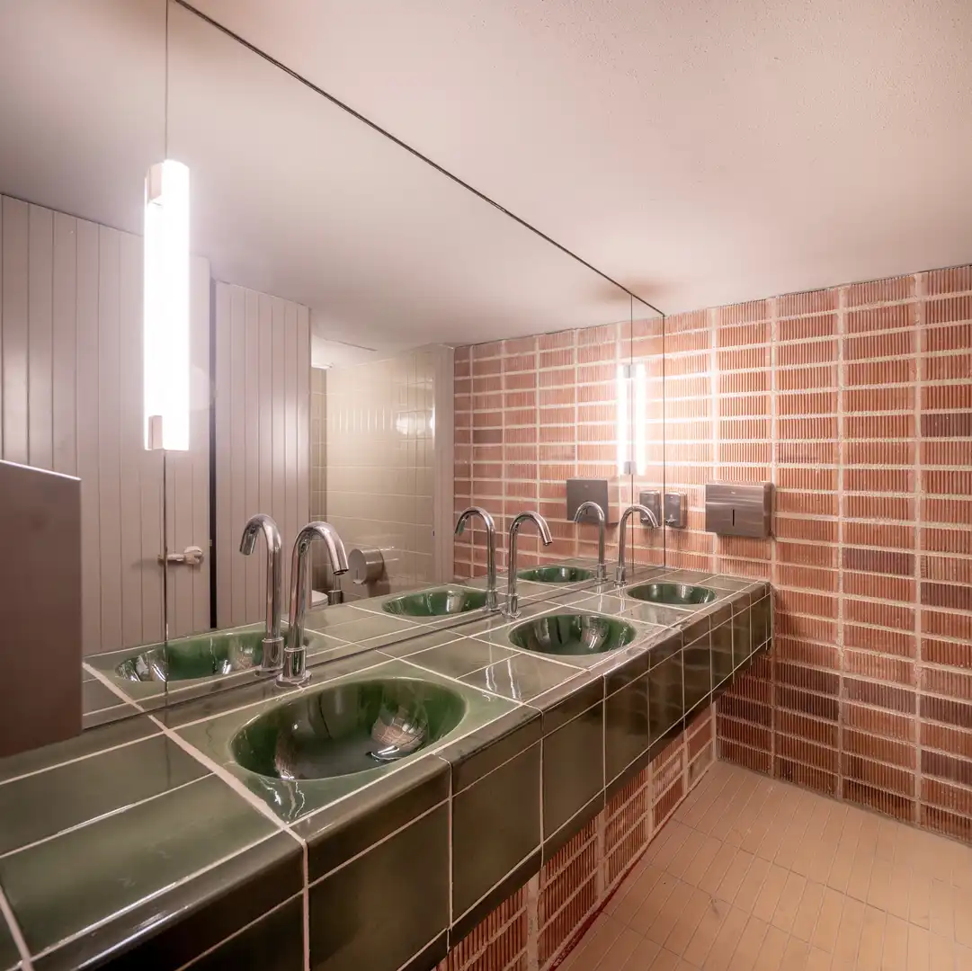 Baño de Oficina de alquiler en Barcelona con Aire acondicionado, Calefacción y Terraza