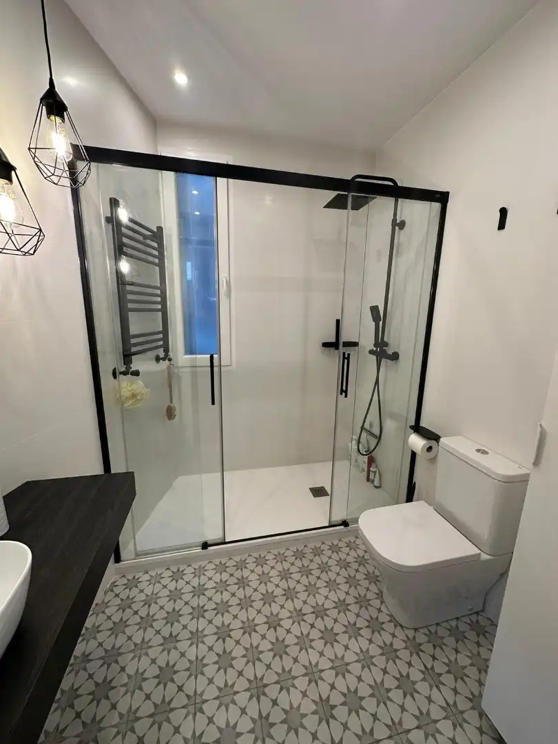 Badezimmer von Wohnung zur Miete in Madrid mit Klimaanlage, Heizung und Parkett