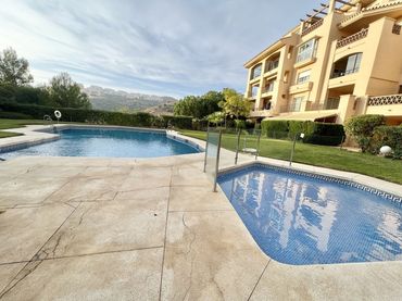 Apartamento con balcón en venta en Calahonda