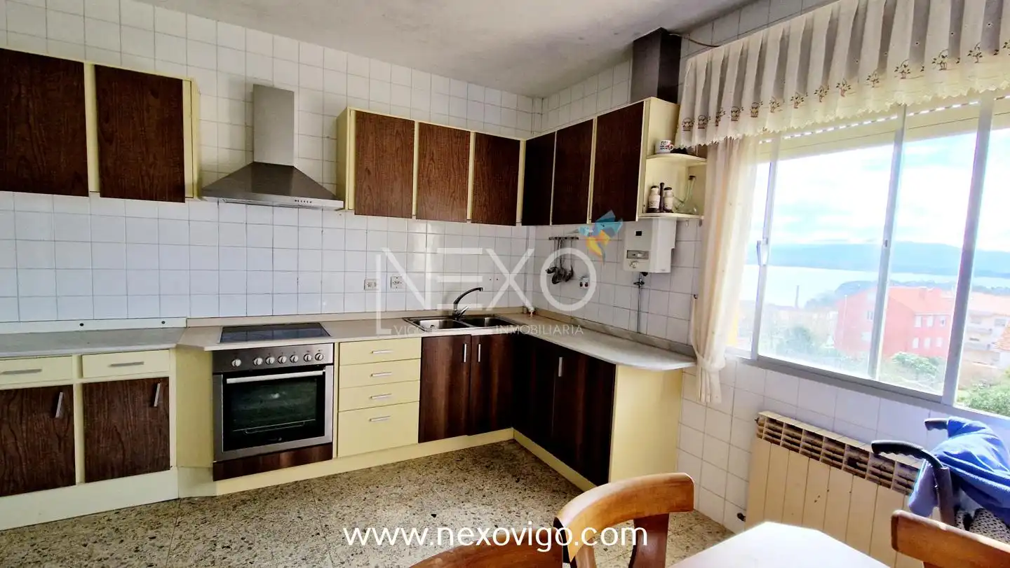 Cuina de Casa o xalet en venda en Cangas  amb Calefacció, Jardí privat i Parquet