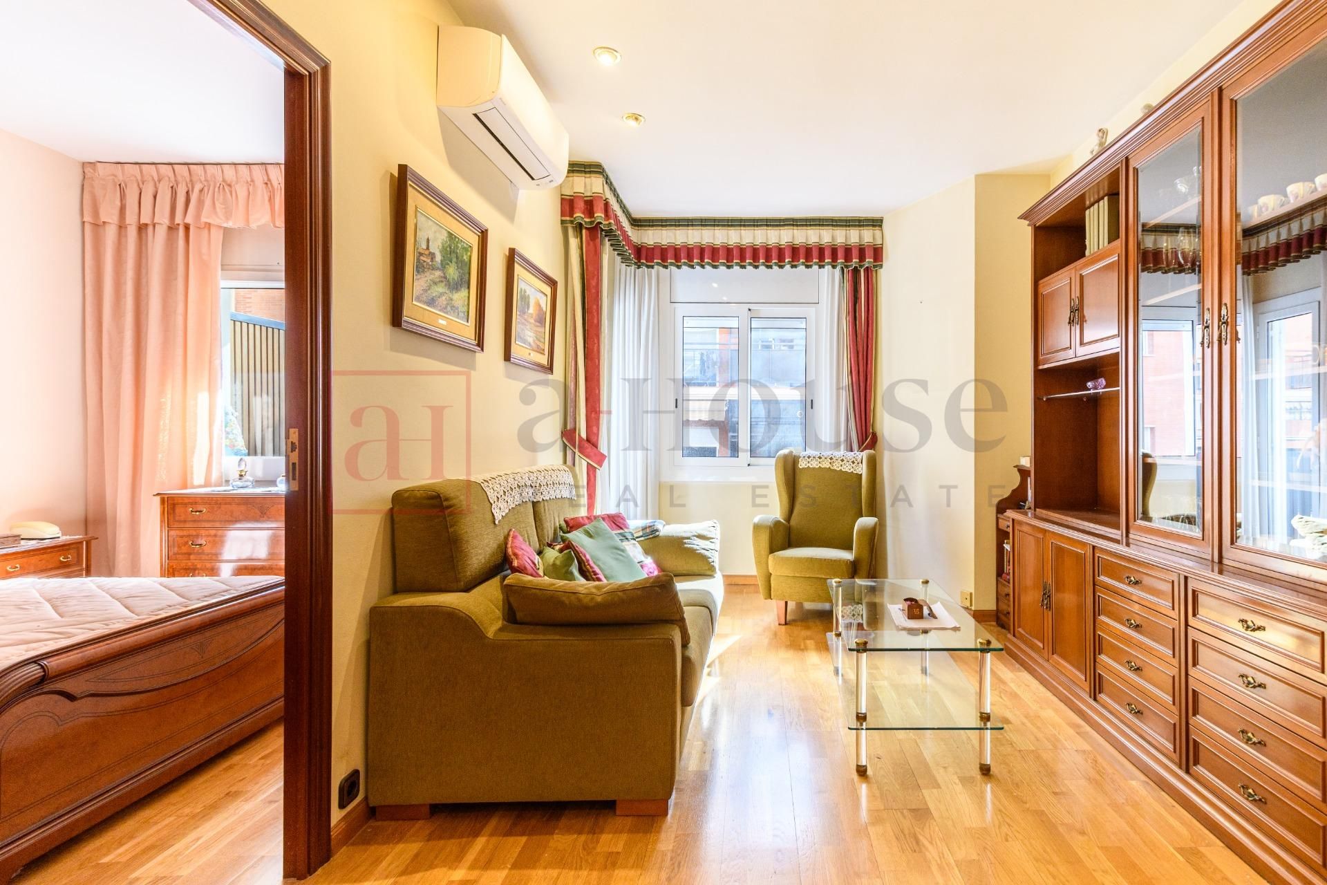 Living room of Flat for sale in  Barcelona Capital  with Air Conditioner, Parquet flooring and Terrace