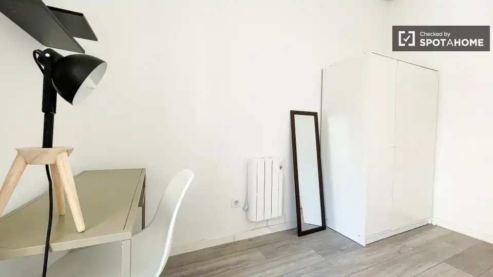 Bedroom of Flat for share in Madrid  with Air Conditioner, Heating and Terrace
