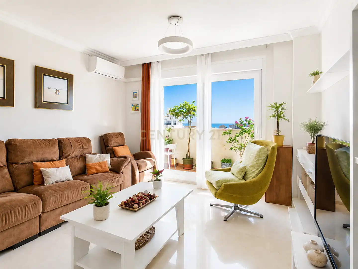 Sala d'estar de Apartament en venda en Benalmádena amb Aire condicionat i Balcó