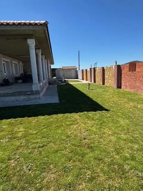 Vista exterior de Casa o xalet en venda en Calvarrasa de Arriba amb Calefacció, Jardí privat i Terrassa