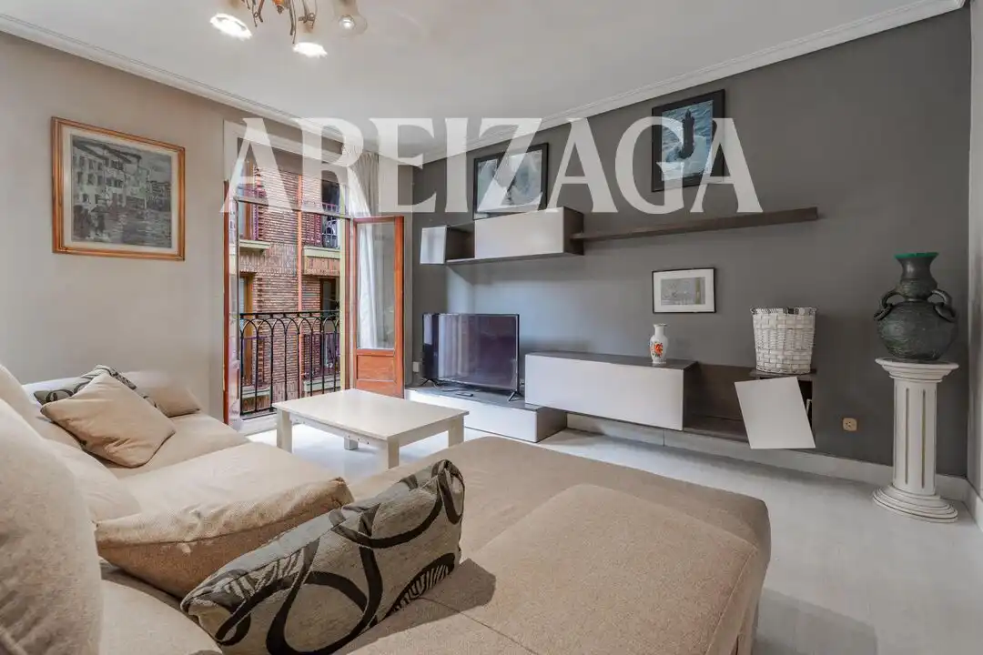 Sala d'estar de Pis en venda en Donostia - San Sebastián  amb Balcó