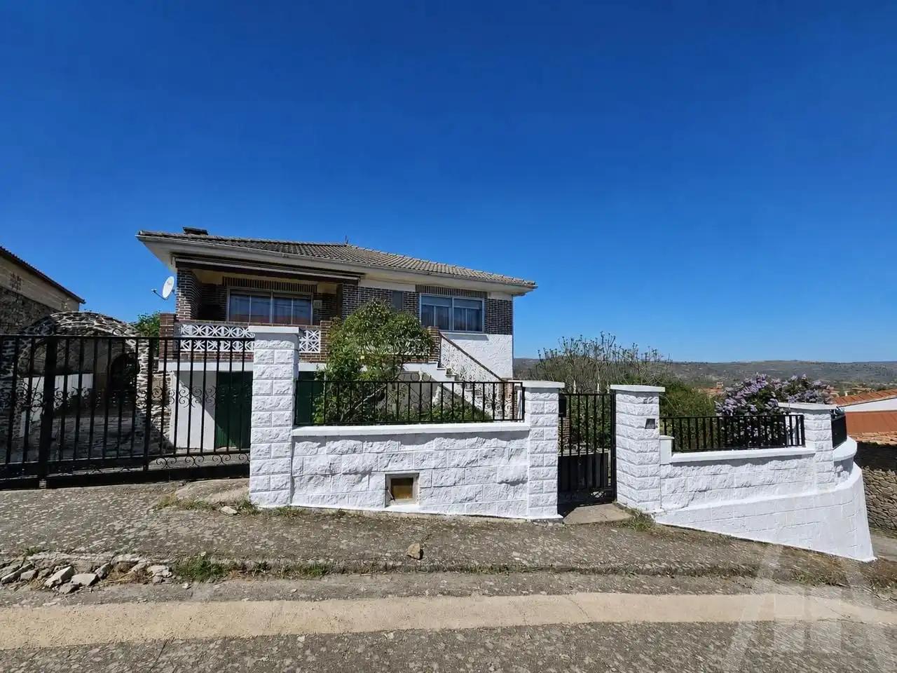 Vista exterior de Casa o xalet en venda en Mieza amb Calefacció, Jardí privat i Terrassa