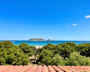 Vista exterior de Dúplex en venda en L'Estartit amb Aire condicionat i Piscina