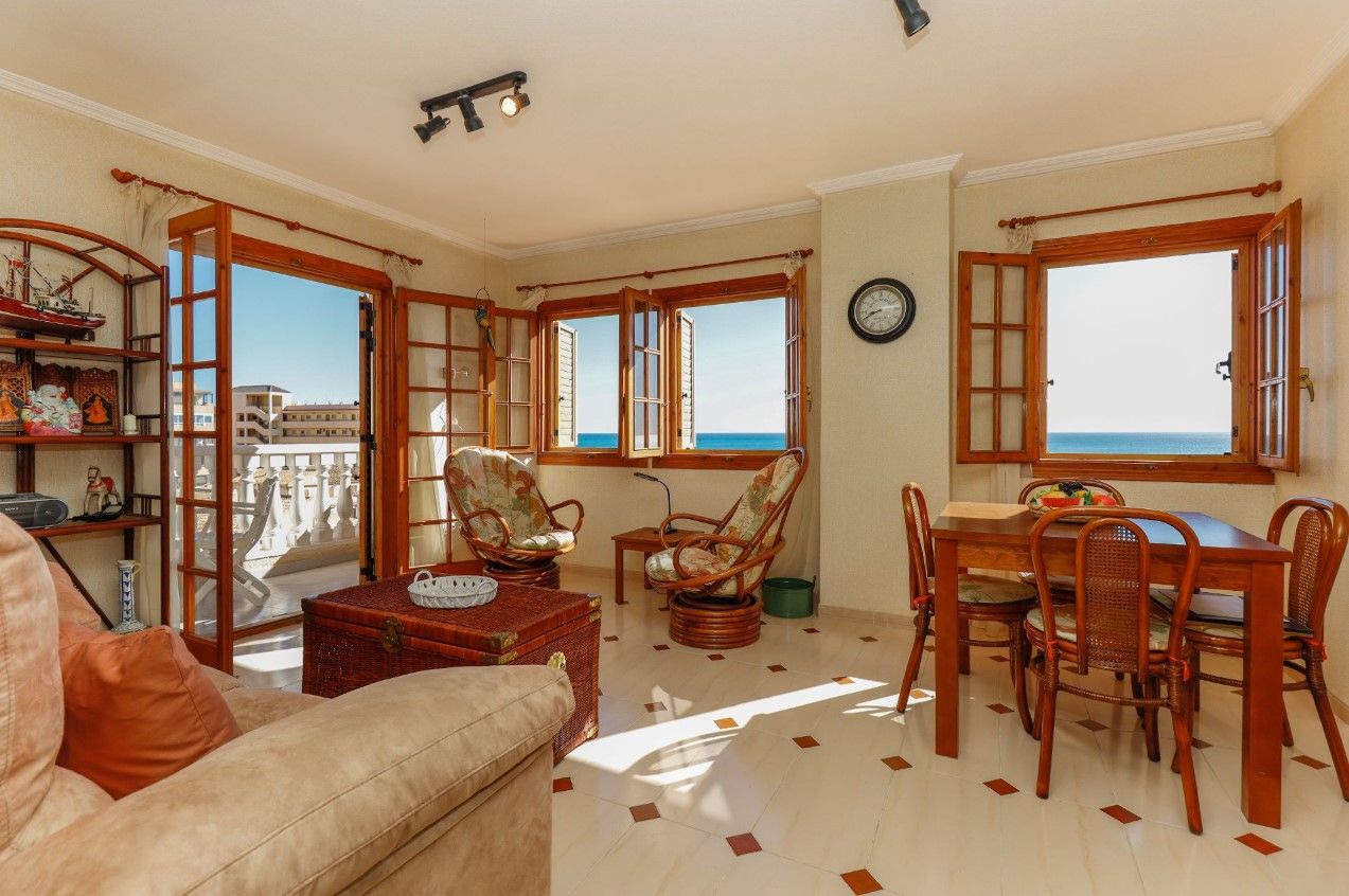 Sala de estar de Apartamento en venta en Torrevieja con Terraza y Amueblado