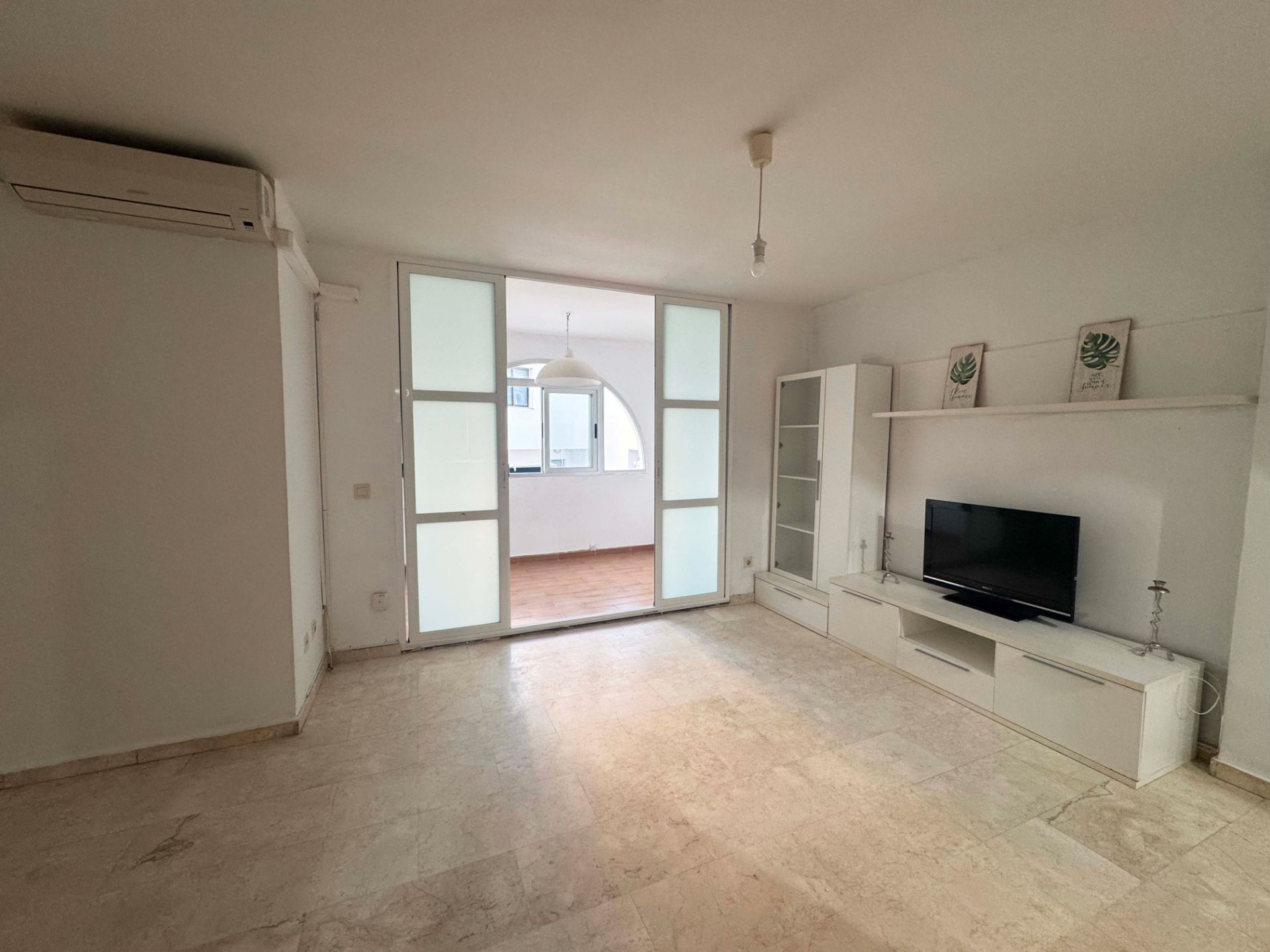 Sala d'estar de Pis en venda en Benalmádena amb Aire condicionat, Terrassa i Piscina