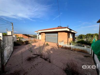 Vista exterior de Casa o xalet en venda en Sant Esteve Sesrovires amb Terrassa i Balcó