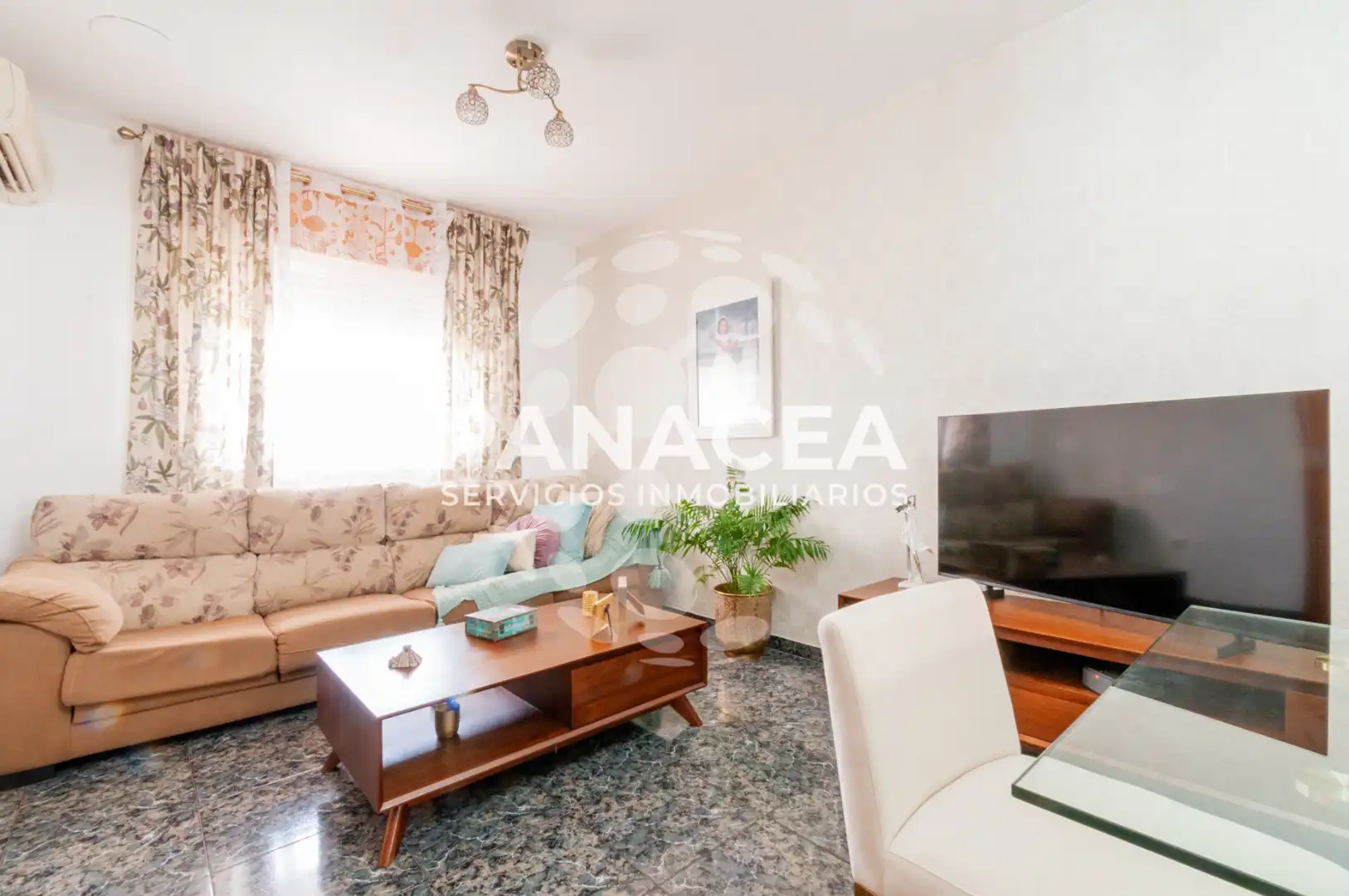 Sala de estar de Casa adosada en venta en Vícar con Jardín privado, Terraza y Amueblado