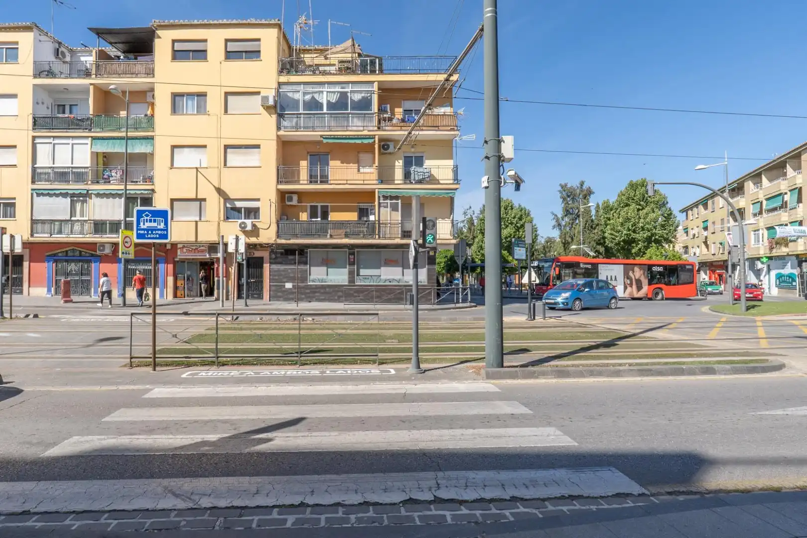 Vista exterior de Pis en venda en Granada amb Balcó