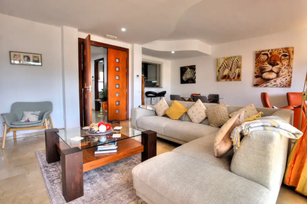 Sala d'estar de Casa adosada en venda en Mijas amb Aire condicionat, Terrassa i Traster