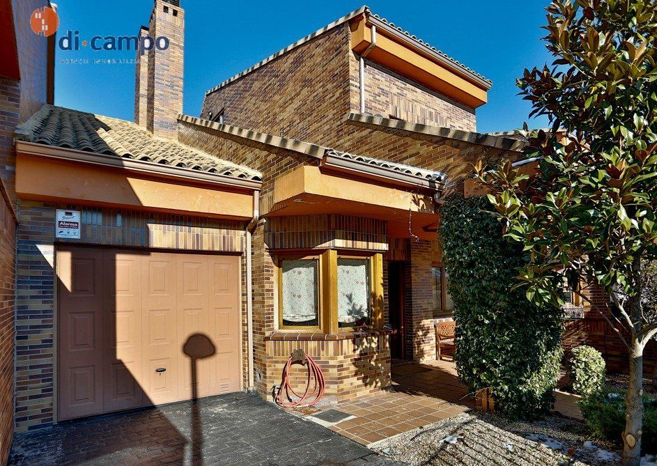 Vista exterior de Casa adosada en venta en Valladolid Capital con Calefacción, Jardín privado y Parquet
