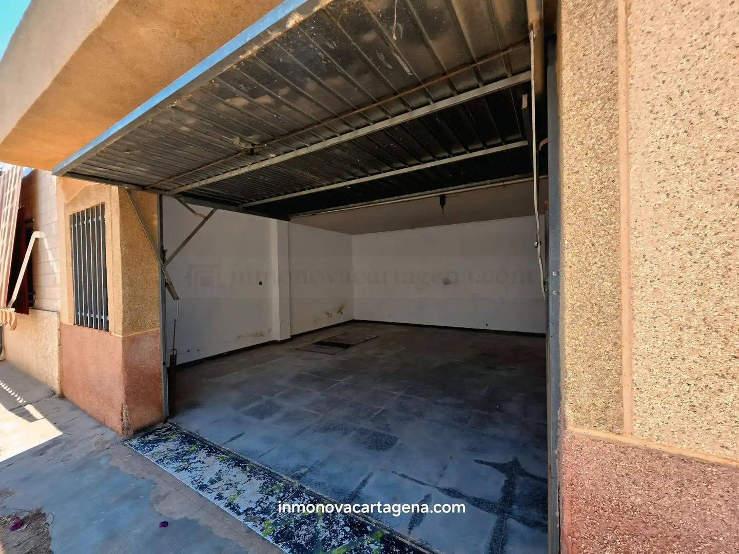 Parking of Commercial properties for sale in Cartagena