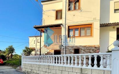 Vista exterior de Casa adosada en venda en Castro-Urdiales amb Terrassa