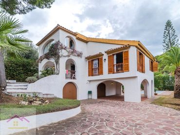 Villa avec balcon à vendre à Calle Aurora 156