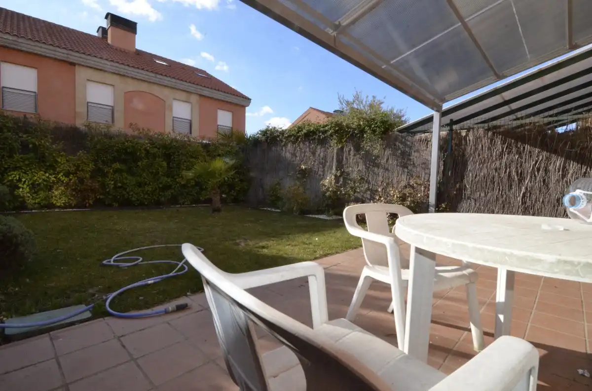 Jardín de Casa adosada en venta en Doñinos de Salamanca con Calefacción, Parquet y Terraza