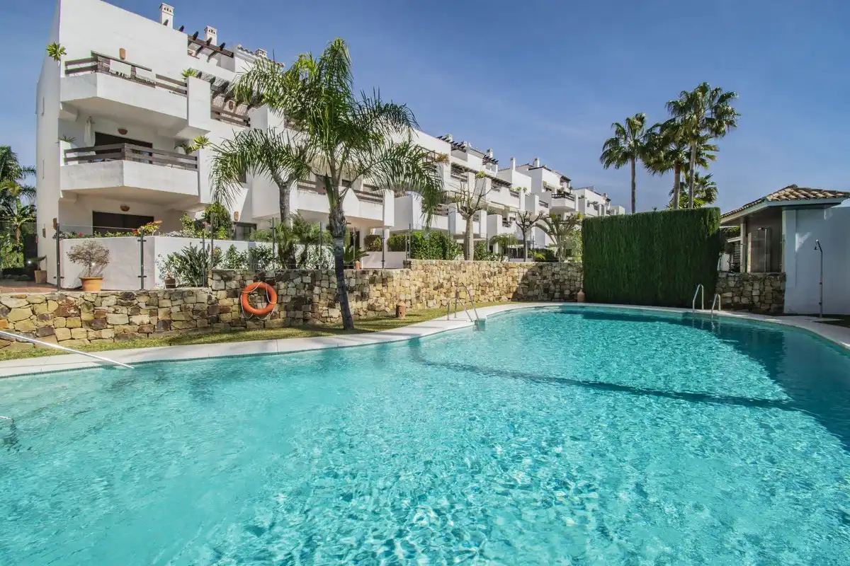 Vista exterior de Apartament en venda en Estepona amb Aire condicionat, Traster i Moblat