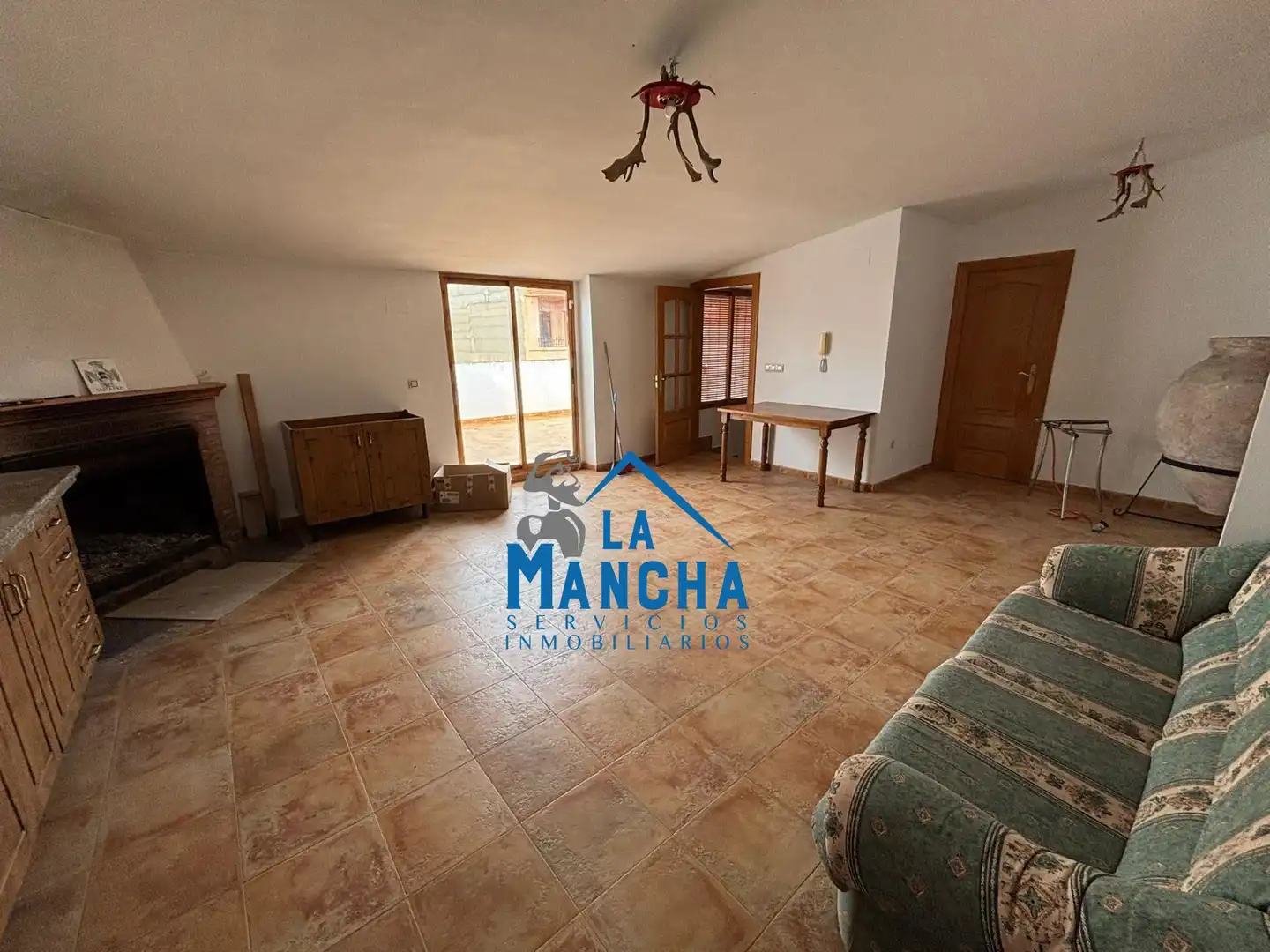 Sala d'estar de Casa o xalet en venda en La Gineta amb Aire condicionat, Terrassa i Traster