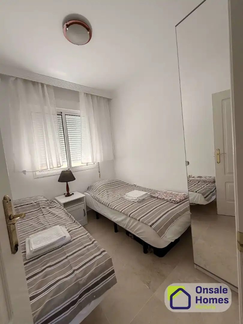 Schlafzimmer von Wohnungen zur Miete in Marbella mit Klimaanlage, Terrasse und Möbliert