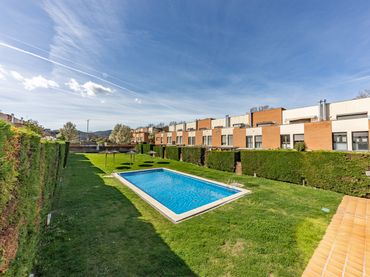 Casa a schiera con piscina in vendita a Passeig de Joan Coromines 14